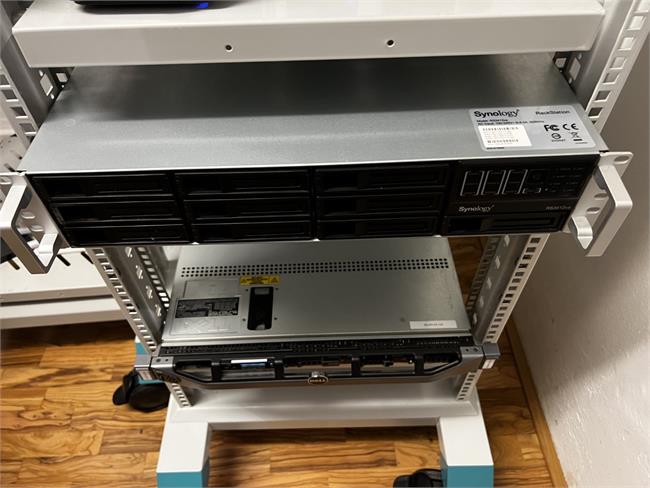 1  Server Synology RS 3412 XS rack station